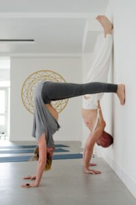 Yoga handstand tegen de muur